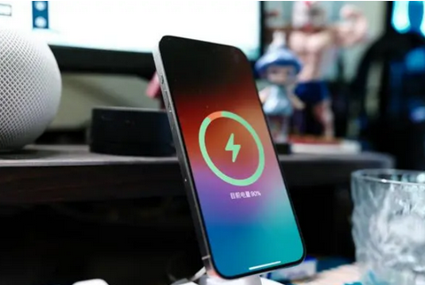 鄂尔多斯苹果15换屏服务分享用什么充电器给iPhone15充电更好 